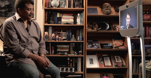 Tyson trò truyện với Snowden qua thiết bị điều khiển từ xa. Ảnh: RT 