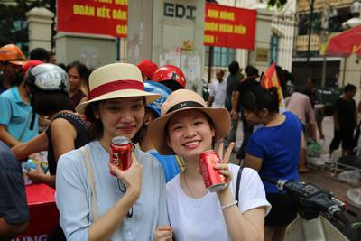 Tặng miễn phí nước ngọt, bánh mì ngày Quốc khánh