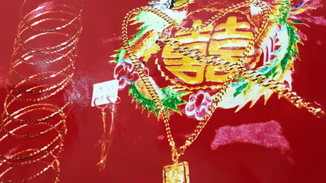 Bằng chứng chị Ngân đưa ra để nhận dạng gần 5 lượng vàng chị Mai nhặt được. Ảnh: Phúc Hưng.