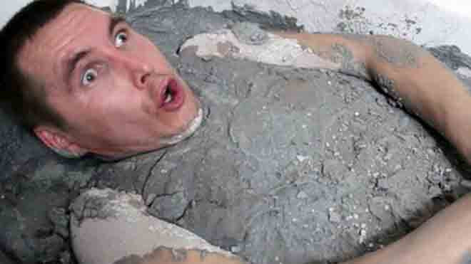 Tarasov chịu nhiều đau đớn với trò “nghịch dại” của mình