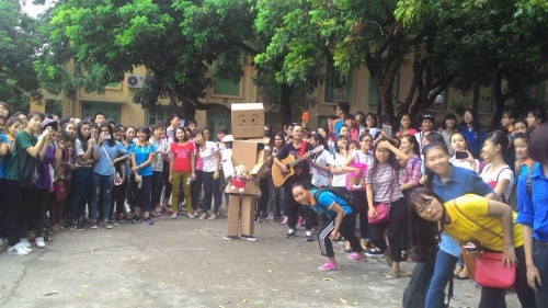 Màn tỏ tình gây xôn xao ĐH Thương Mại.