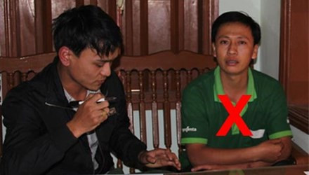 Đào Văn Đức (X) tại cơ quan Công an.