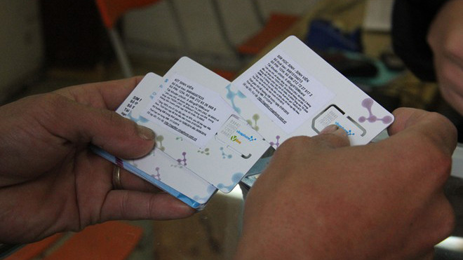 Sim học sinh, sinh viên bán tràn lan với giá rẻ, chỉ từ 40.000 đồng đến vài trăm nghìn đồng. Ảnh: Thiên Minh.