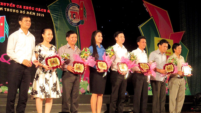 Trao kỉ niệm chương cho các đơn vị tham gia chương trình