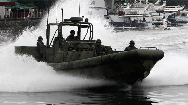 Cảnh sát Philippines trong một vụ giải cứu con tin ở thủ đô Manila hồi năm 2014 (Ảnh: AP)