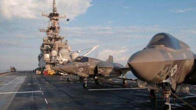 Máy bay chiến đấu F-35 Bravo Lightning II đang neo đậu trên tàu sân bay (ảnh: Business Insider)