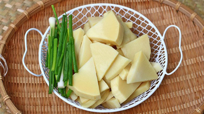 Măng tươi bóc vỏ luộc 2-3 lần để loại bỏ độc tố. Ảnh: H. Thư.