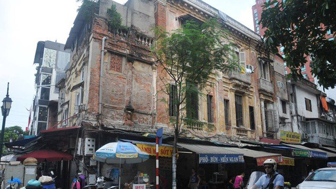 Các hộ tại biệt thự số 3 Trần Nguyên Hãn đục tường để mở thêm cửa phía đường Tông Đản khiến nhà bị nghiêng.