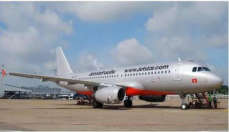 Máy bay Jetstar Pacific bị xe thang đâm va sáng sớm 11/9