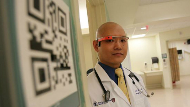 Siêu máy tính truy cập các thông tin của bệnh nhân thông qua các mã QR trên cửa ra vào của bệnh nhân. Ảnh: Newstral.