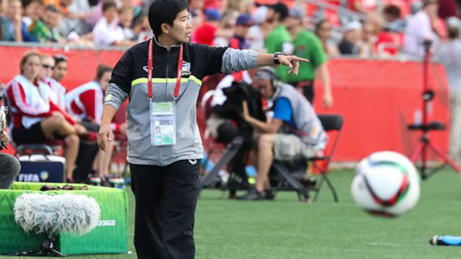 Bà Nuengruethai Sathongwien chỉ đạo cầu thủ Thái Lan trong trận đấu với Bờ Biển Ngà ở World Cup hồi tháng 5
