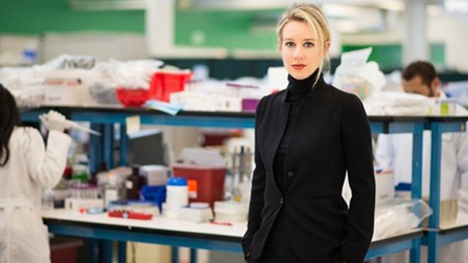 Elizabeth Holmes tại phòng thí nghiệm của công ty. Ảnh: Wakelet