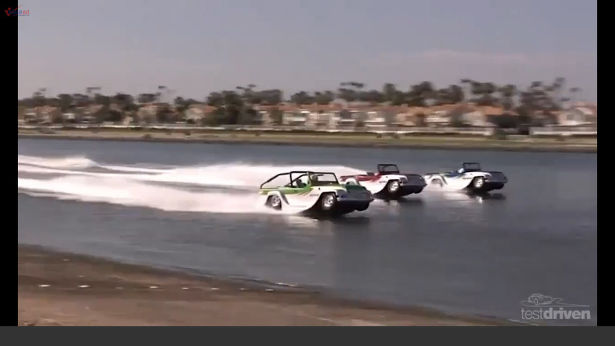 Ôtô 'đa nhiệm' biến thành ca nô lướt sóng