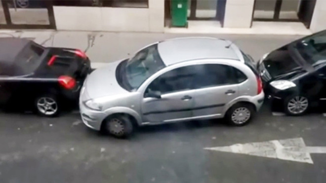 Nữ tài xế đâm 2 xe sang để chiếm chỗ đỗ