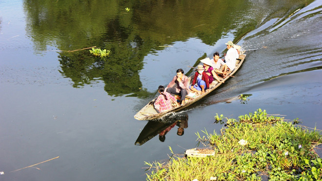 Người nhà thuê thuyền máy chạy khắp sông để tìm tung tích của Q.