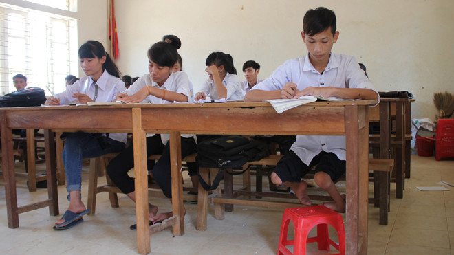 Gặp lại “cậu bé đi học bằng tay”