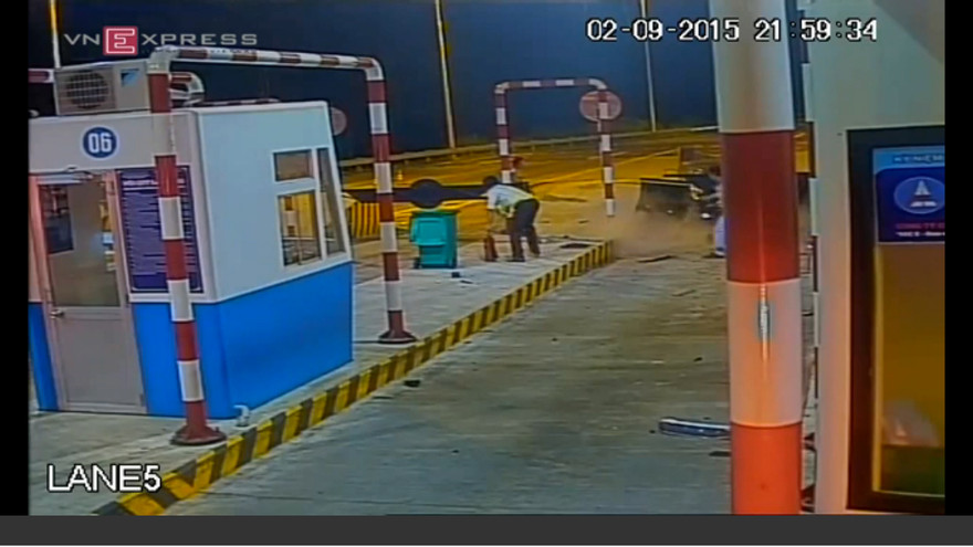 Mercedes tự gây tai nạn kinh hoàng ở trạm thu phí Dầu Giây