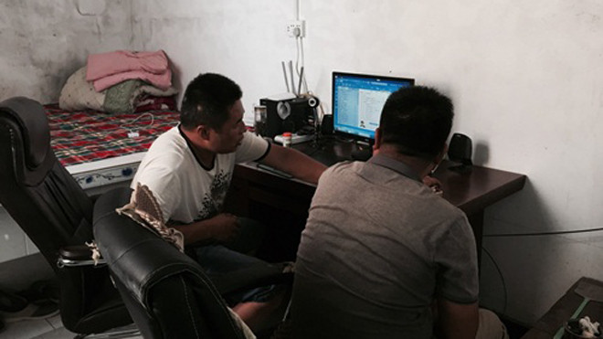 Người dân tụ tập theo dõi thị trường tại làng Nanliu. Ảnh: WP