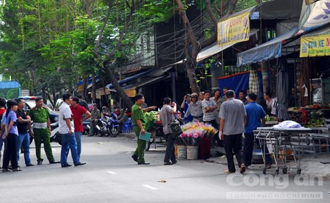 Cơ quan công an đang khám nghiệm hiện trường - Ảnh: Thiên Long