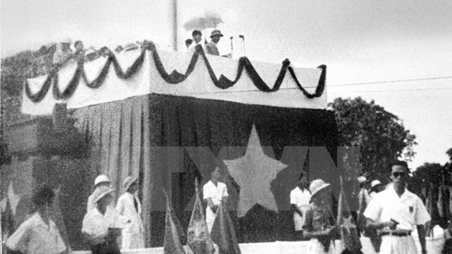 Chủ tịch Hồ Chí Minh thay mặt Chính phủ lâm thời đọc bản Tuyên ngôn Độc lập khai sinh nước Việt Nam Dân chủ Cộng hòa. (Ảnh tư liệu TTXVN)