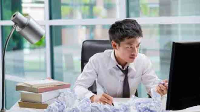 Thường xuyên bị stress do áp lực công việc là một trong những nguyên nhân gây các bệnh về tiêu hóa như viêm loét dạ dày và trào ngược dạ dày