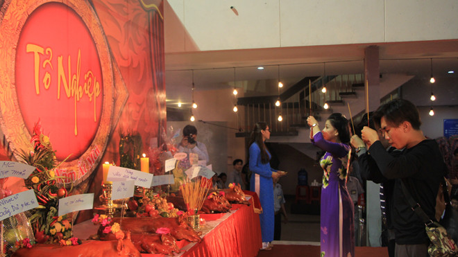 Các nghệ sĩ dâng hương trước bàn thờ Tổ