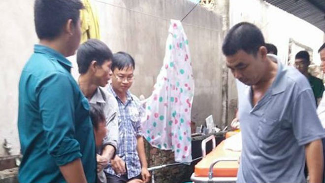 Cha của bé Ngân khóc ngất khi lực lượng chức năng đưa thi thể bé ra khỏi hiện trường. Ảnh: Người dân cung cấp.