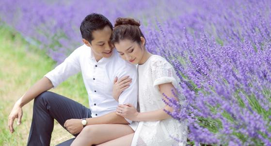 Trúc Diễm và chồng tình tứ trên cánh đồng hoa oải hương