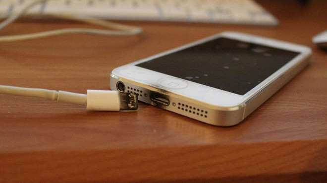 Sạc rởm có thể là nguyên nhân gây nên những tai nạn nghiêm trọng khi sử dụng điện thoại.