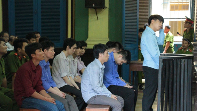 Bị cáo Hoài (đứng) và các bị cáo khác. Ảnh T.Châu