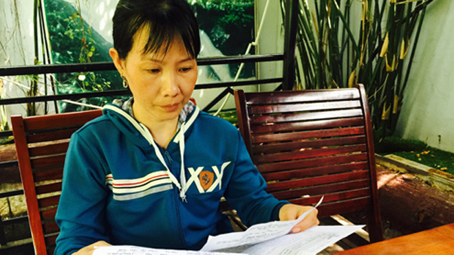 Chị Mai chờ ngày được hưởng % trong số vàng nhặt được. Ảnh: P.Hưng.