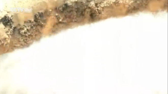 Suối nước khoáng bất ngờ bốc lửa