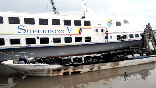 Tàu cao tốc Minh Tiến 2 bị cháy rụi. Ảnh: Cửu Long.