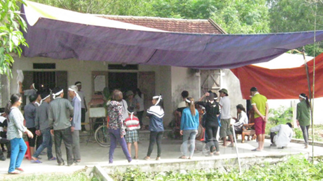 Gia đình làm lễ mai táng cho nạn nhân Hương. Ảnh ND