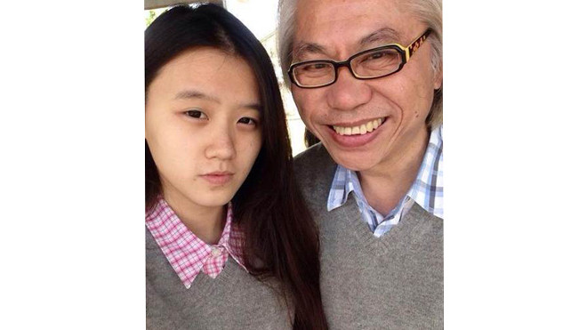 Lý Khôn Thành và Lâm Tĩnh Ân diện đồ đôi chụp ảnh.