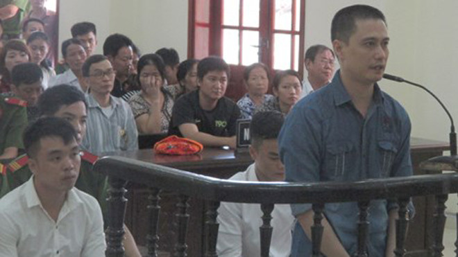 Các bị cáo trước vành móng ngựa