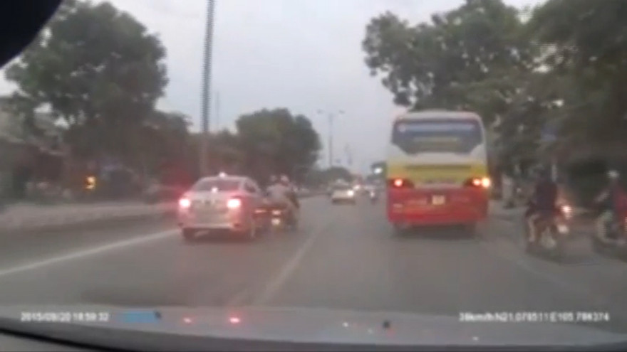 Con trai văng xuống đường vì mẹ đi xe máy tạt đầu ôtô