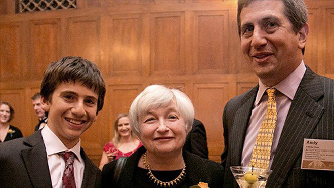 Bà Yellen cùng người bạn cũ - Andrew Rose và con trai ông. Ảnh: Andrew Rose