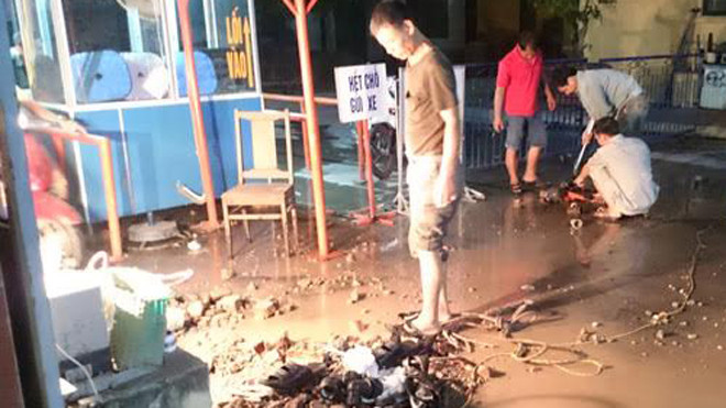 Đấu nước từ nguồn cấp khác cho Bệnh viện Phụ sản Hà Nội. Ảnh: N.P.