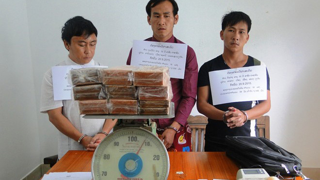 Mùa, Lỳ và Thông Già cùng tang vật trong chuyên án. Ảnh: Bộ đội Biên phòng cung cấp.