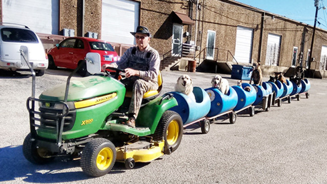 Ông Eugene Bostick và đoàn tàu kéo tự chế.