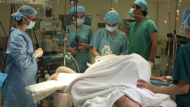 Các bác sĩ tiến hành phẫu thuật.