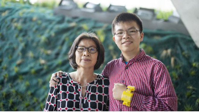 Frank Nguyễn cùng mẹ. Ảnh: The Star. 