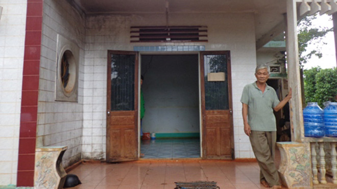 Ngôi nhà bị ném “bom xăng” phóng hỏa giữa đêm khuya