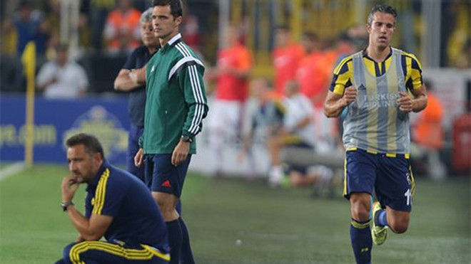 Van Persie (phải) hậm hực ra mặt khi phải chờ đợi cơ hội vào sân từ ghế dự bị, điều không hề tương xứng với vị thế ngôi sao số một của anh ở Fenerbahce. Ảnh: Burak Kara.