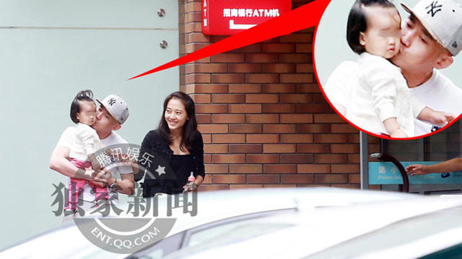 Vợ chồng Nhiếp Viễn đưa con gái đến viện khám.