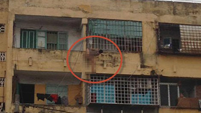 Nam thanh niên đang làm “xiếc” ở tầng 5 khu tập thể 5 tầng, phường An Dương, Q. Lê Chân, TP. Hải Phòng.