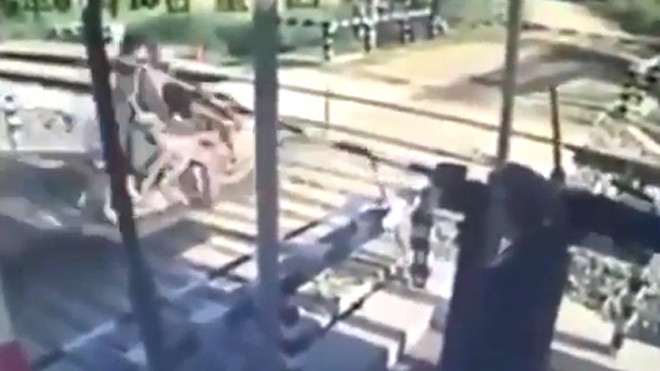 Hai người gặp tai nạn thảm khốc khi cố băng qua đường sắt