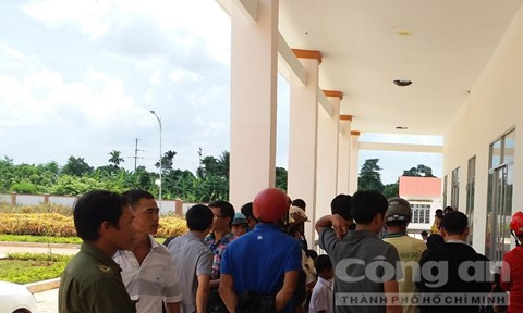 Rất đông người thân, bạn bè và hàng xóm gia đình cháu Hiếu đã đến theo dõi khi cơ quan chức năng tiến hành khám nghiệm tử thi điều tra nguyên nhân tử vong