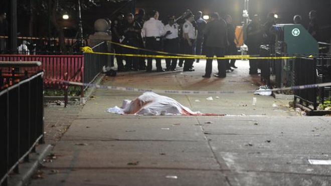 Thi thể một nạn nhân vụ xả súng tại hiện trường (Ảnh: NY Daily)